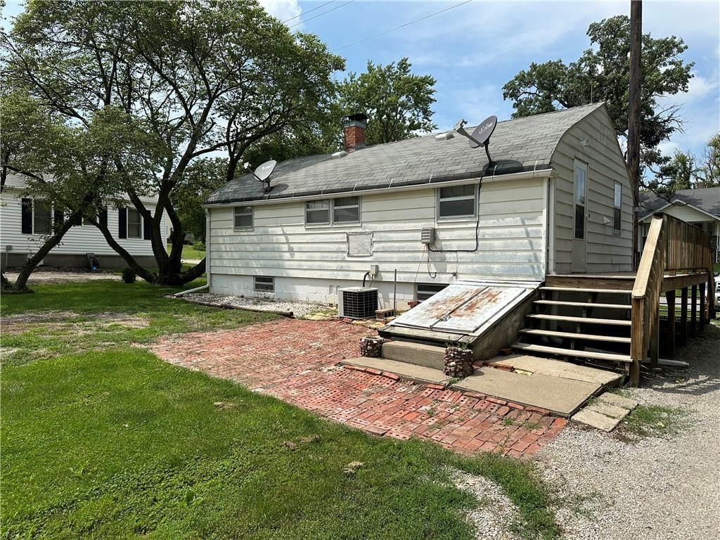 504 E 6th Street — photo 2