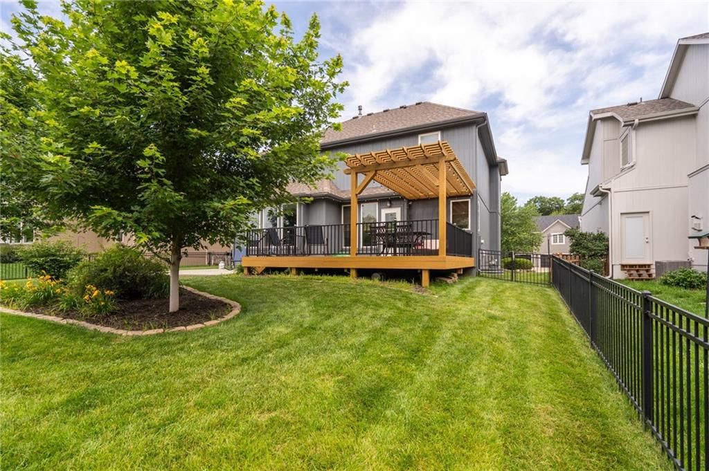 Photo 6 of 61 - 22833 W 44th Street