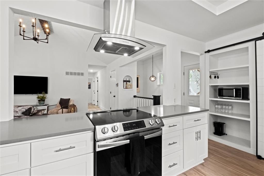 Photo 11 of 34 - 2421 NW Acorn Drive