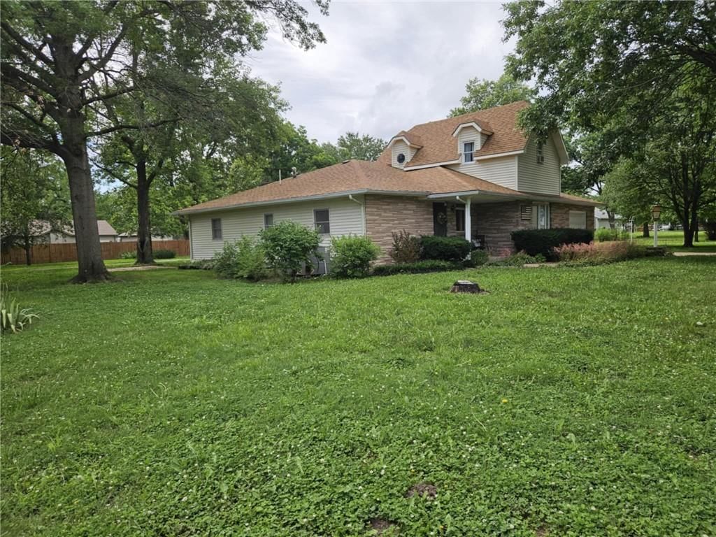 212 S Locust Street — photo 36