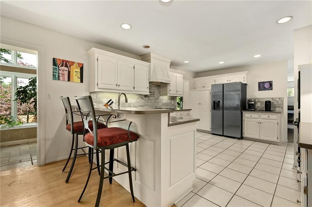 Photo 11 of 19 - 490 W 49th Terrace