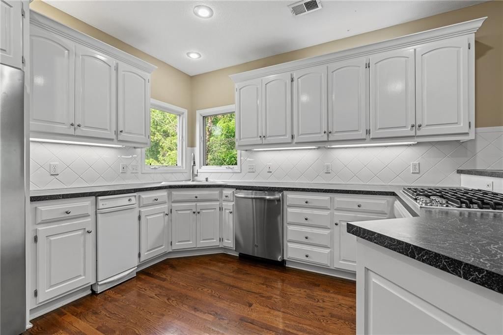 Photo 12 of 33 - 512 NW Highcliffe Drive