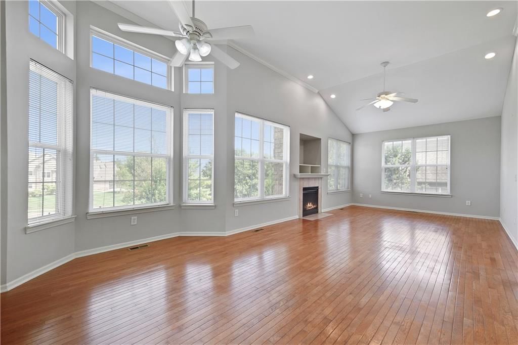 Photo 5 of 37 - 16127 Linden Street