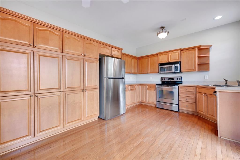 Photo 8 of 37 - 16127 Linden Street