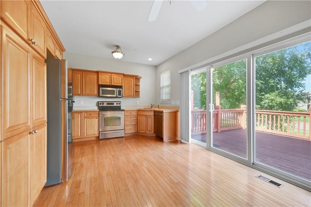 Photo 9 of 37 - 16127 Linden Street