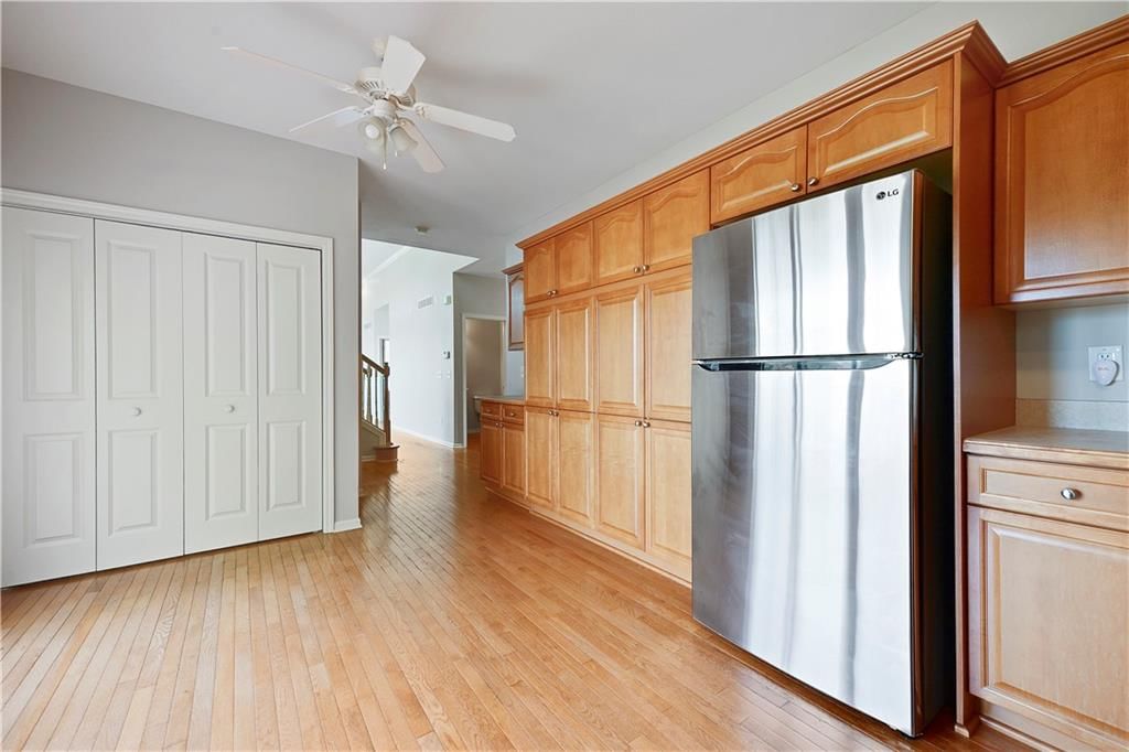 Photo 10 of 37 - 16127 Linden Street