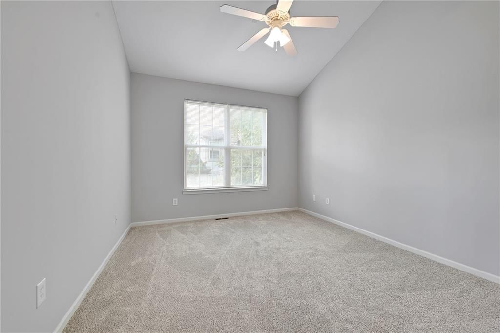Photo 13 of 37 - 16127 Linden Street