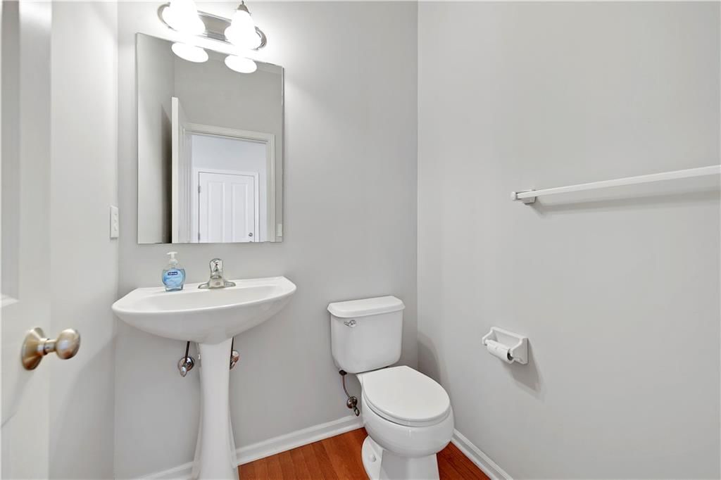 Photo 16 of 37 - 16127 Linden Street