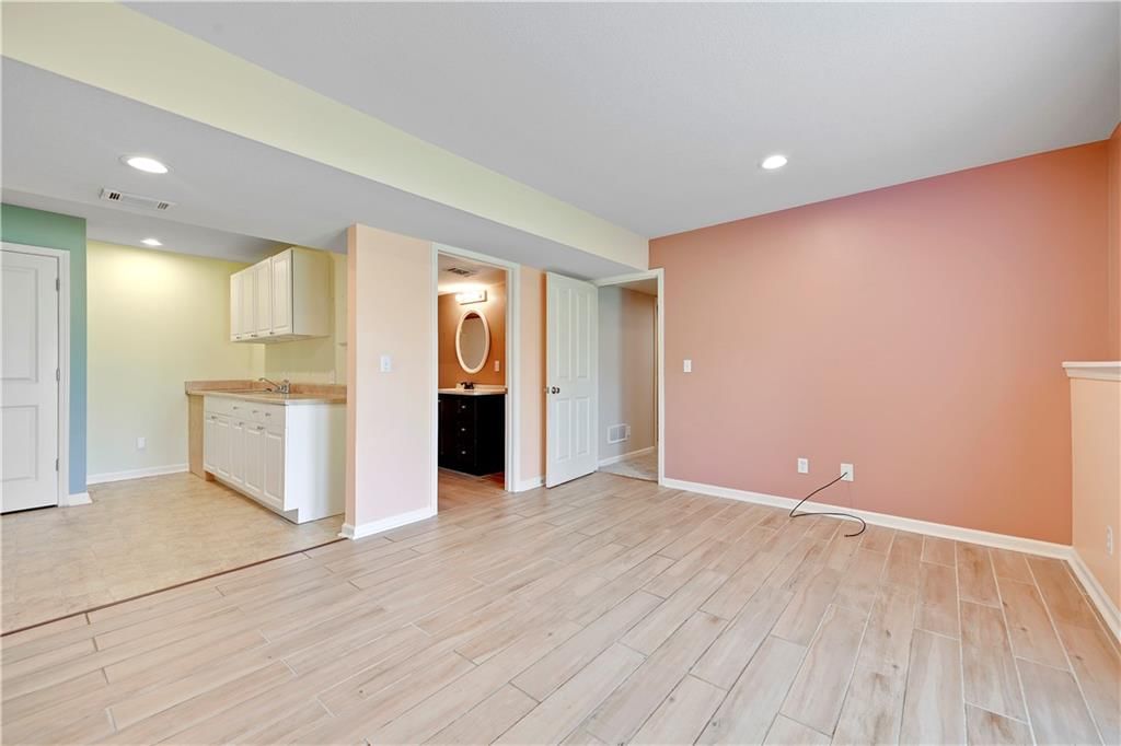 Photo 26 of 37 - 16127 Linden Street