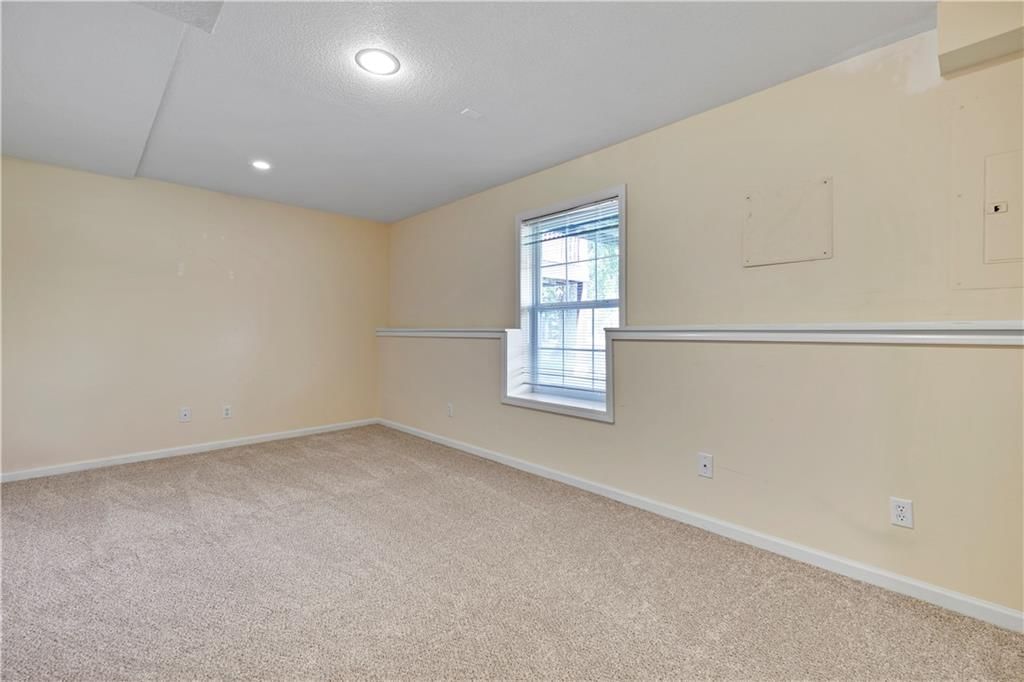Photo 32 of 37 - 16127 Linden Street