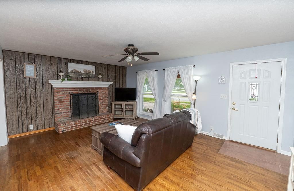 106 S Clark Street — photo 8