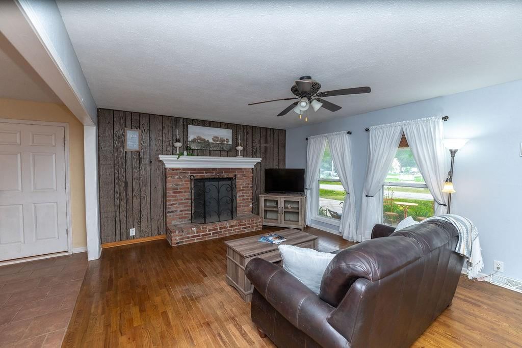 106 S Clark Street — photo 10