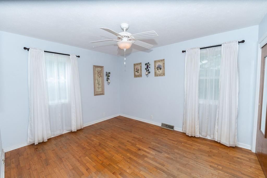 106 S Clark Street — photo 22