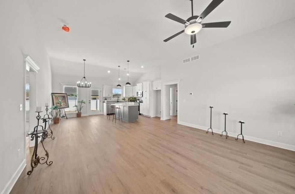 210 S Devin Street — photo 4
