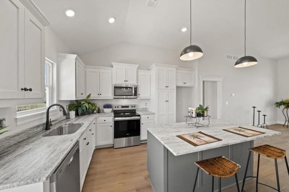 210 S Devin Street — photo 8