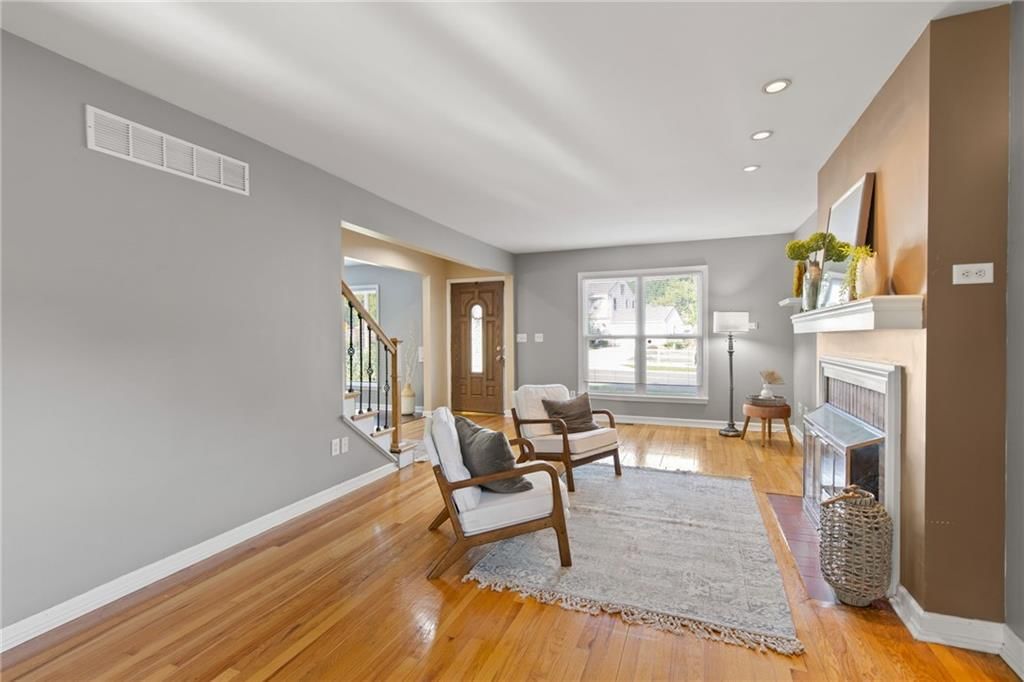 Photo 15 of 35 - 7928 Holmes Road