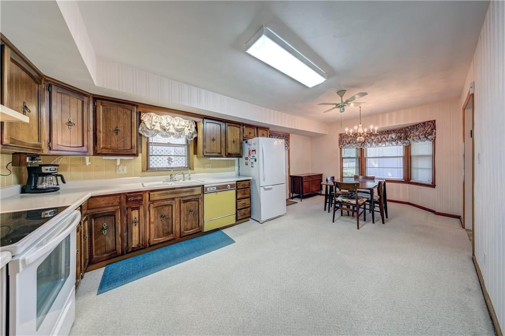 Photo 8 of 24 - 8818 Crescent Avenue