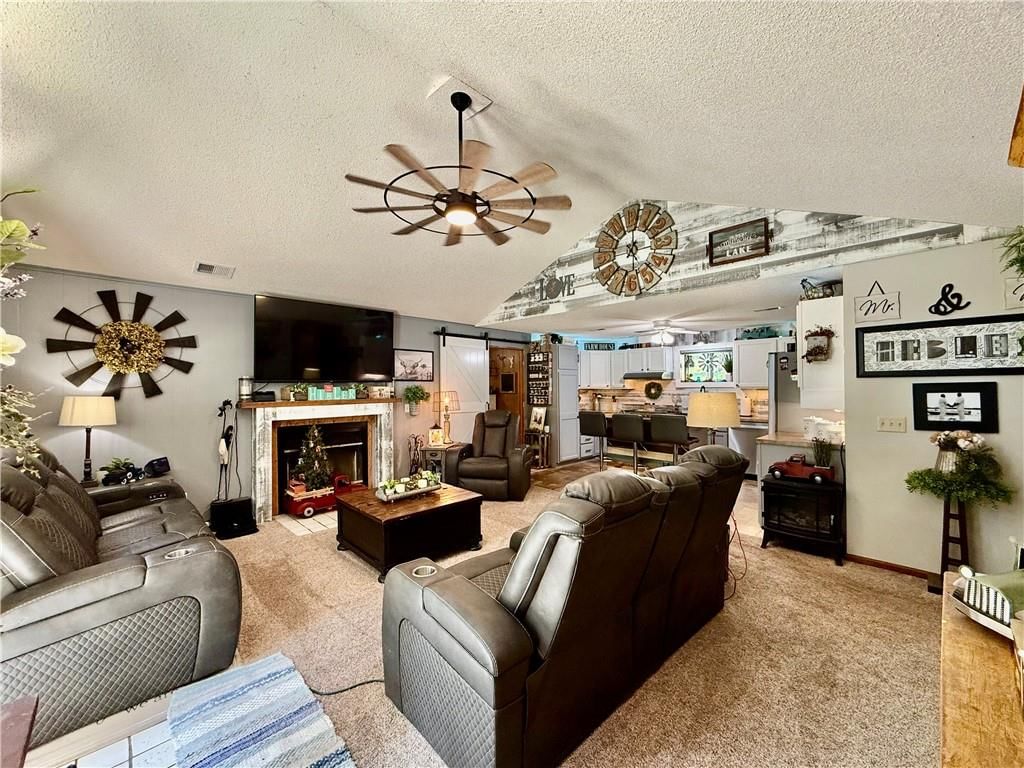 Photo 3 of 22 - 140 Lindberg Drive