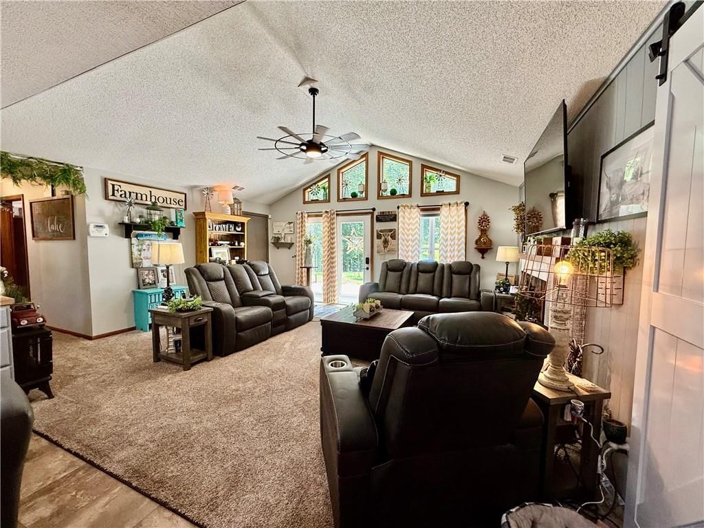 Photo 4 of 22 - 140 Lindberg Drive
