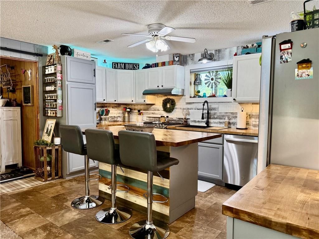 Photo 6 of 22 - 140 Lindberg Drive