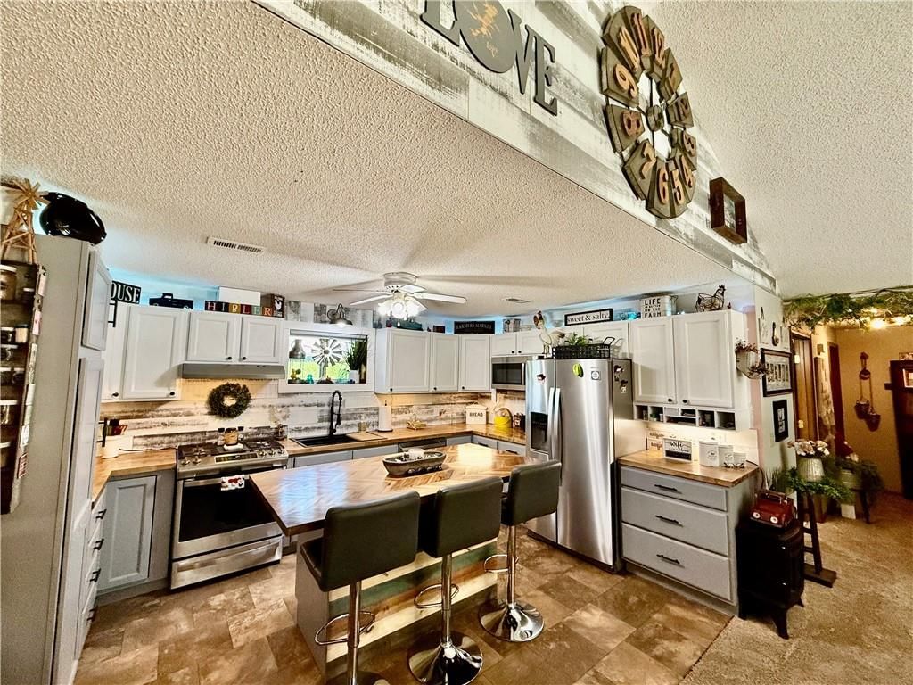 Photo 8 of 22 - 140 Lindberg Drive