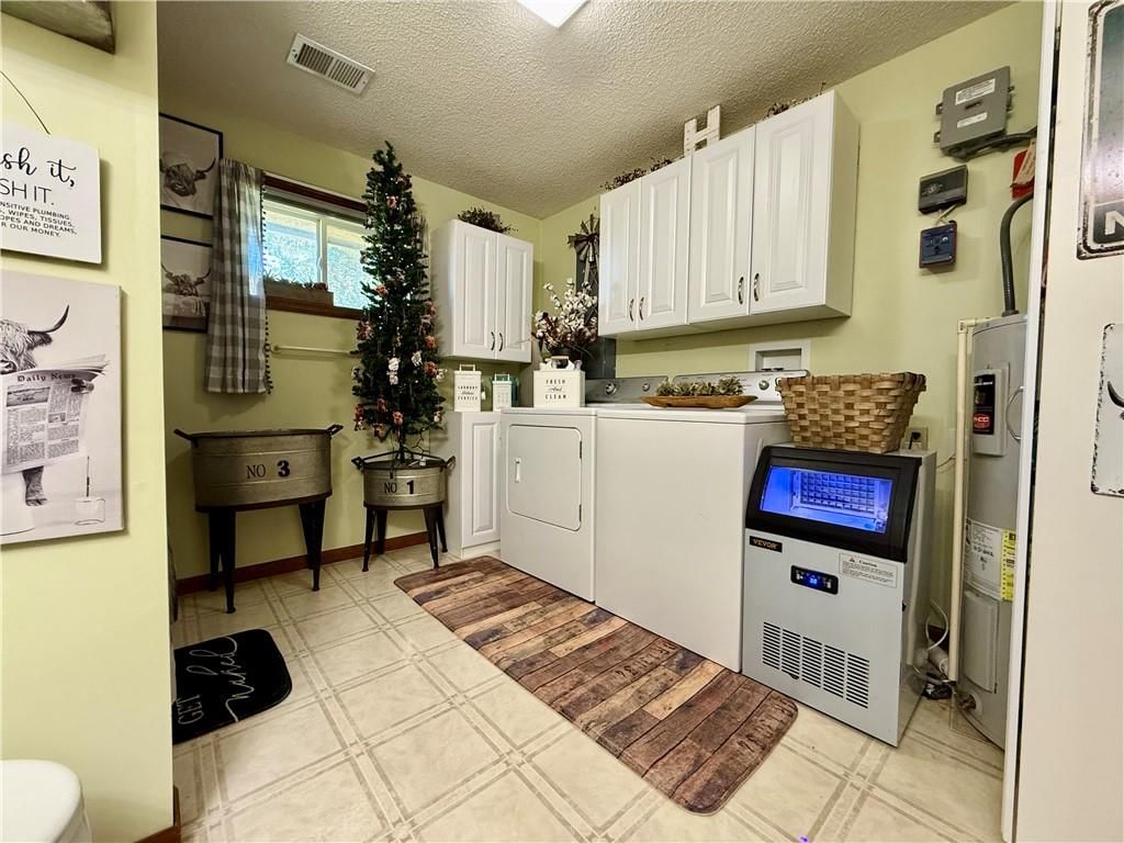 Photo 15 of 22 - 140 Lindberg Drive