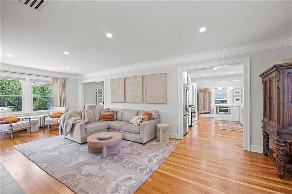 Photo 4 of 26 - 636 W 61st Street