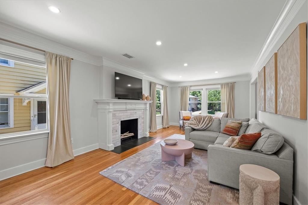 Photo 5 of 26 - 636 W 61st Street
