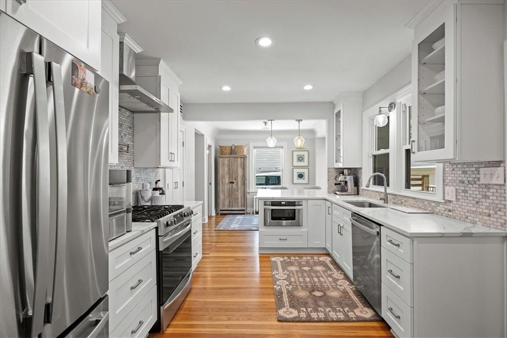 Photo 7 of 26 - 636 W 61st Street