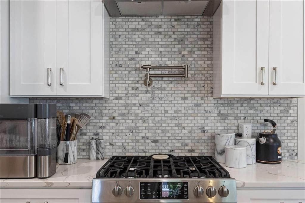 Photo 8 of 26 - 636 W 61st Street
