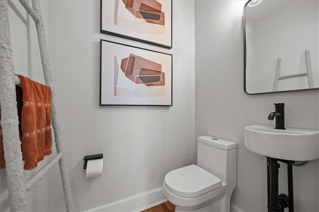 Photo 11 of 26 - 636 W 61st Street