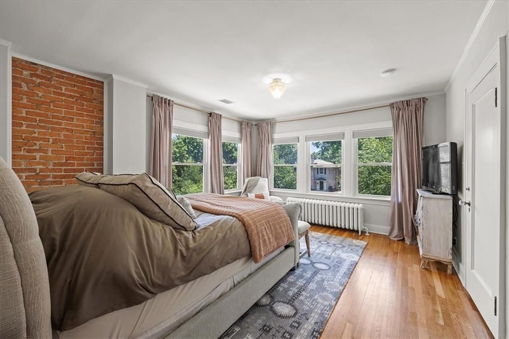 Photo 13 of 26 - 636 W 61st Street