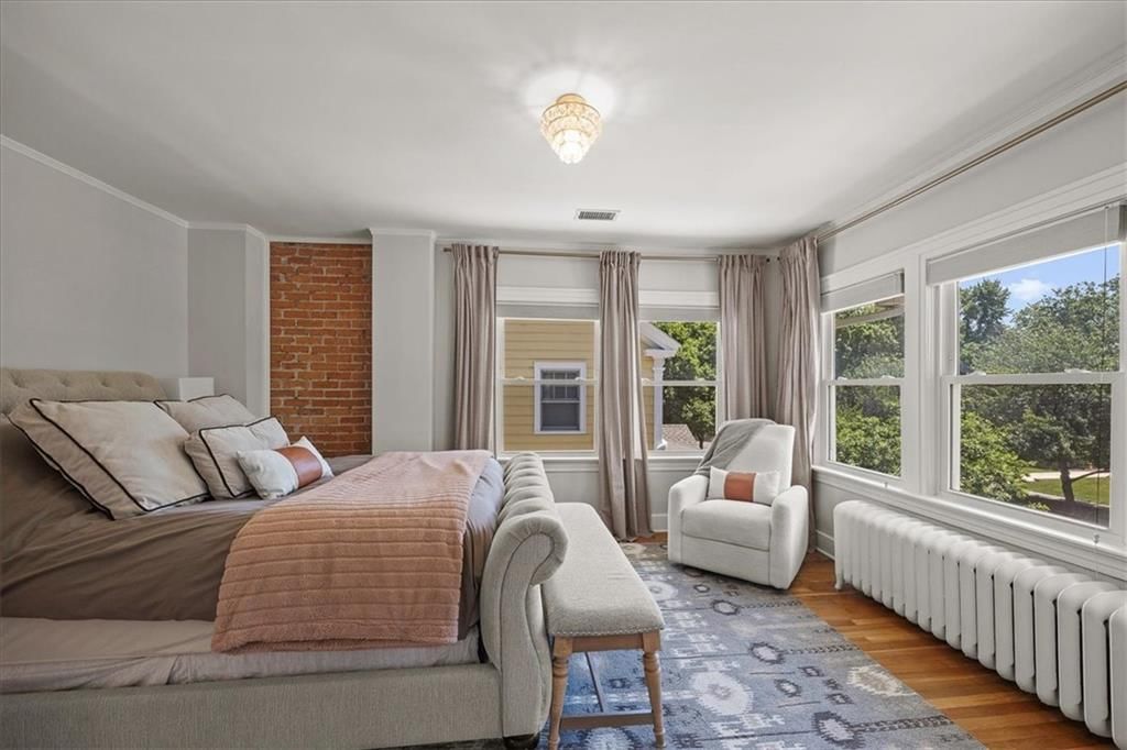 Photo 14 of 26 - 636 W 61st Street
