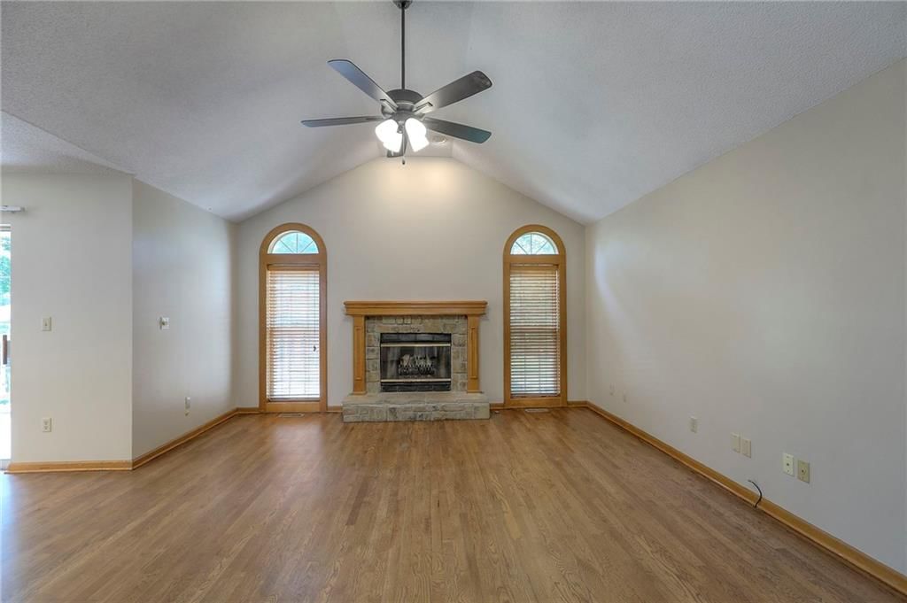 Photo 5 of 34 - 1733 NE Ridgeview Drive