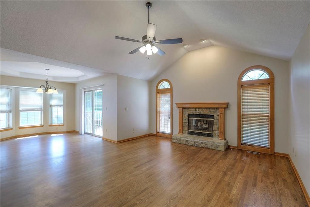 Photo 6 of 34 - 1733 NE Ridgeview Drive