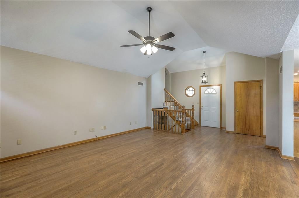 Photo 8 of 34 - 1733 NE Ridgeview Drive