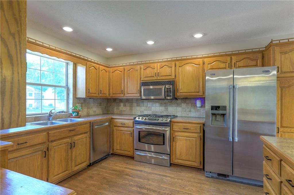 Photo 12 of 34 - 1733 NE Ridgeview Drive