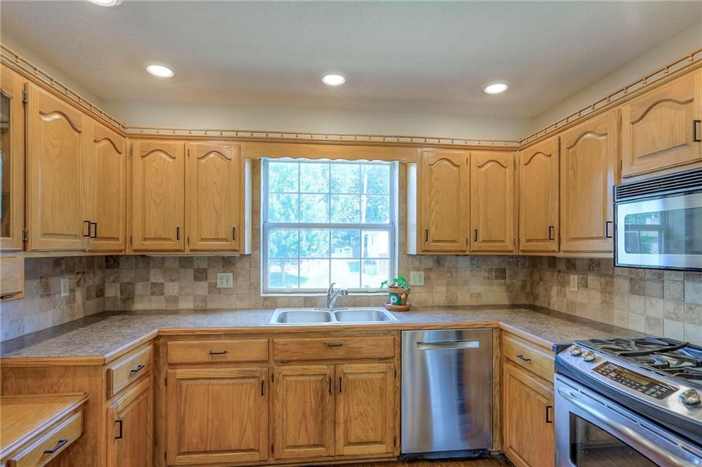 Photo 15 of 34 - 1733 NE Ridgeview Drive