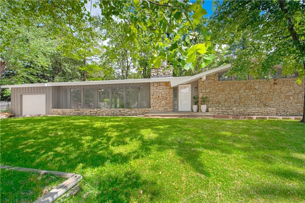 Photo 1 of 35 - 931 NW Valley Lane