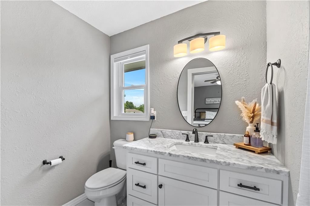Photo 19 of 34 - 1906 N Elm Street