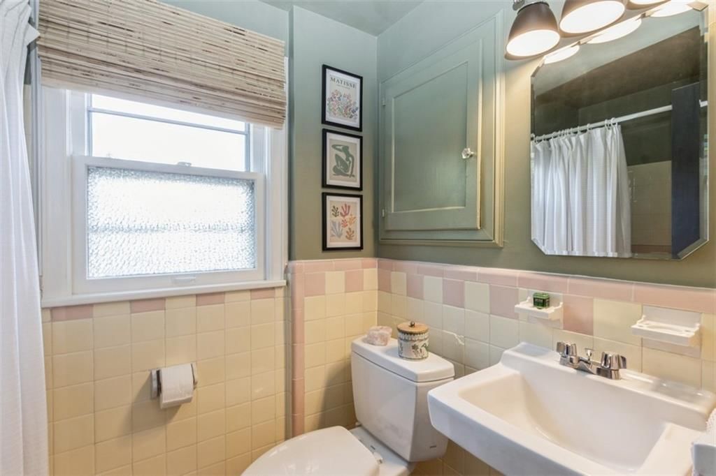 Photo 17 of 29 - 222 E 73rd Terrace