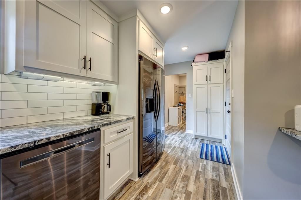 Photo 6 of 18 - 7550 Booth Drive