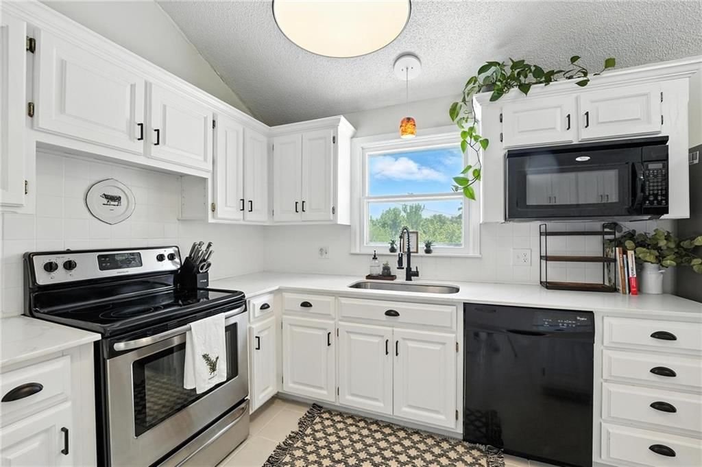 Photo 11 of 60 - 2903 E 107TH Terrace