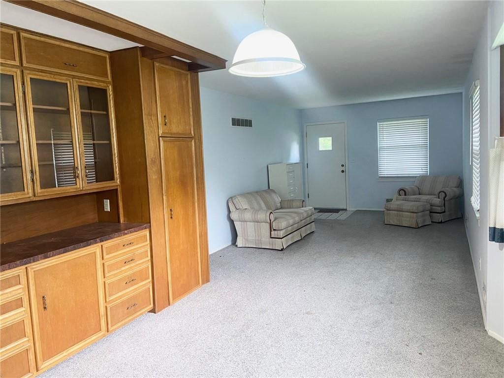 Photo 6 of 20 - 729 N Spring Street