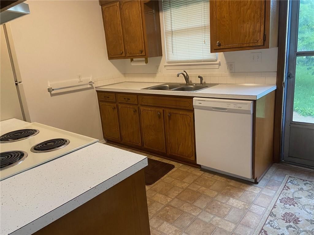 Photo 15 of 20 - 729 N Spring Street
