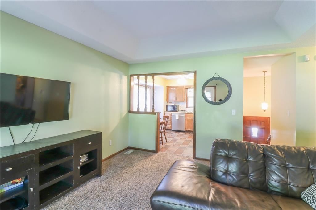 304 NE INDEPENDENCE Avenue — photo 4