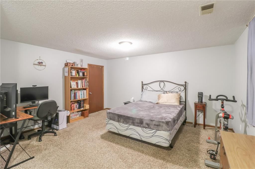304 NE INDEPENDENCE Avenue — photo 6