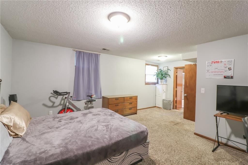304 NE INDEPENDENCE Avenue — photo 7