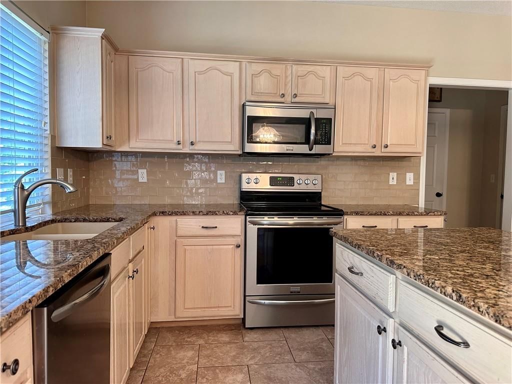 Photo 15 of 39 - 15598 S Blackfeather Street