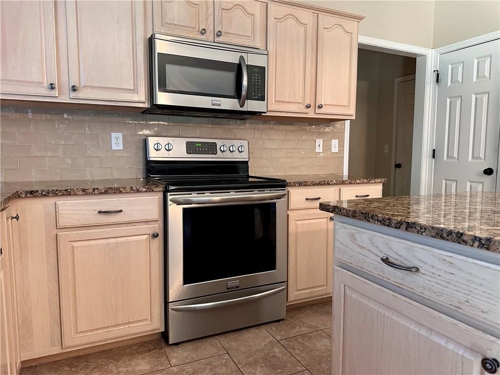 Photo 17 of 39 - 15598 S Blackfeather Street